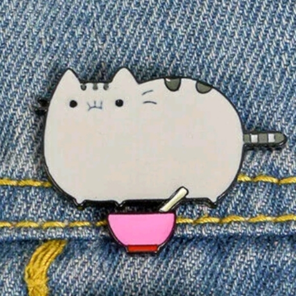 🥗 Pusheen eatting from Pink Bowl metal pin - Picture 1 of 5
